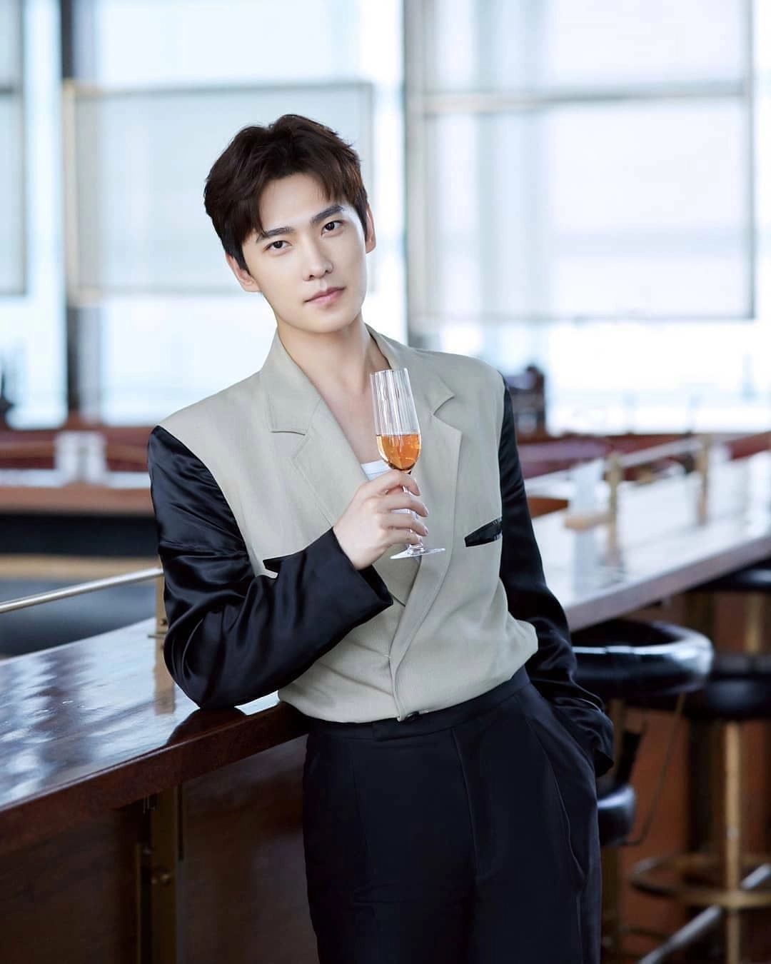 Dương Dương sinh năm 1991.