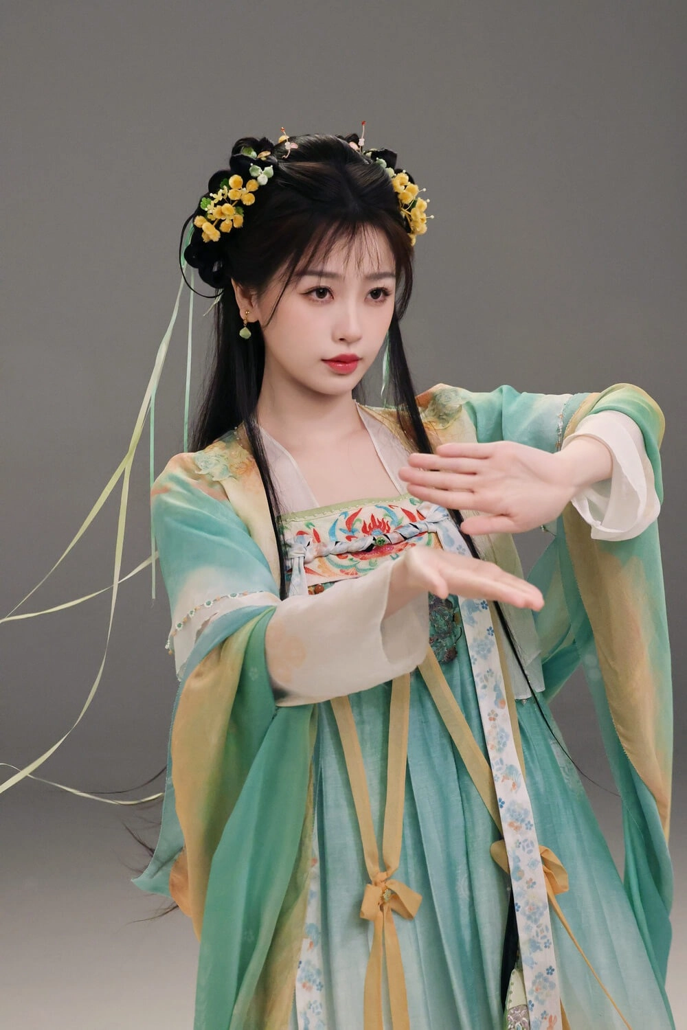 Diễn viên Ngu Thư Hân nổi bật với hình ảnh đáng yêu và cá tính.