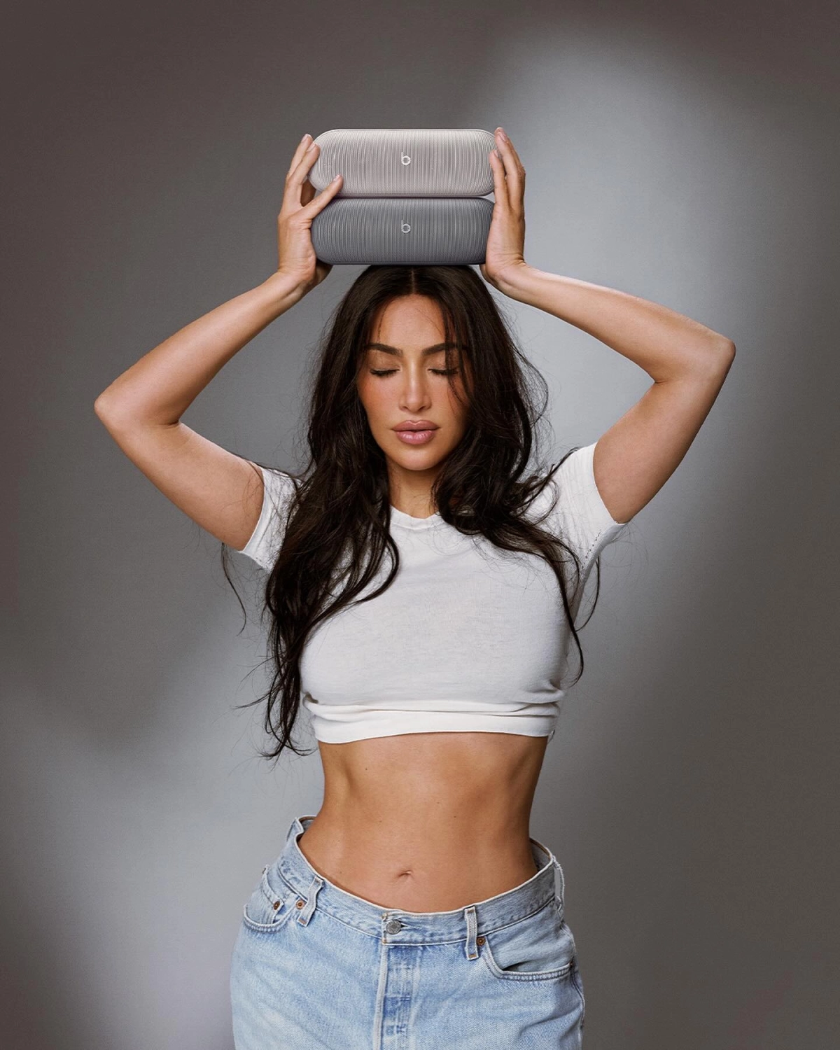 Cập nhật những xu hướng thời trang mới nhất qua tài khoản instagram kim kardashian.