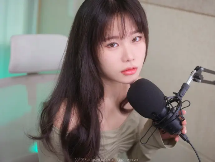 Xem ngay ảnh Sira đường cong bốc lửa đốt cháy màn hình