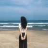 Hình ảnh cô gái quay lưng đẹp thu hút, mang vẻ đẹp bí ẩn