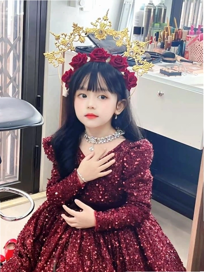Ảnh bé gái xinh cute tự nhiên trong không gian ngoài trời