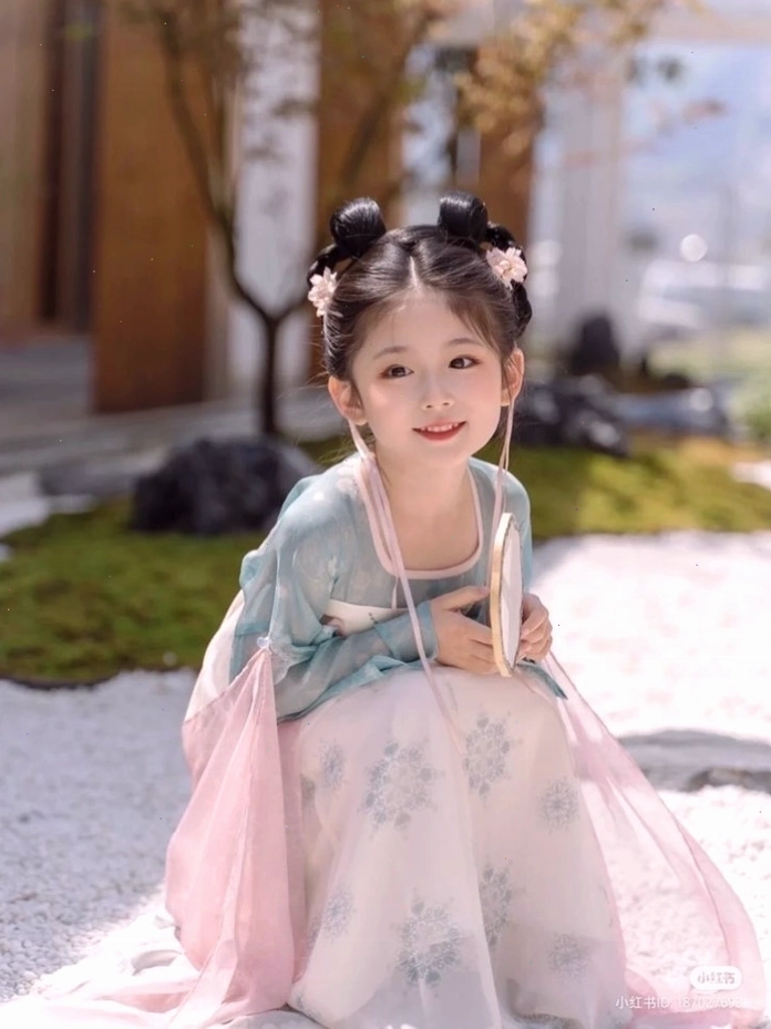 Ảnh em bé gái cute tự nhiên