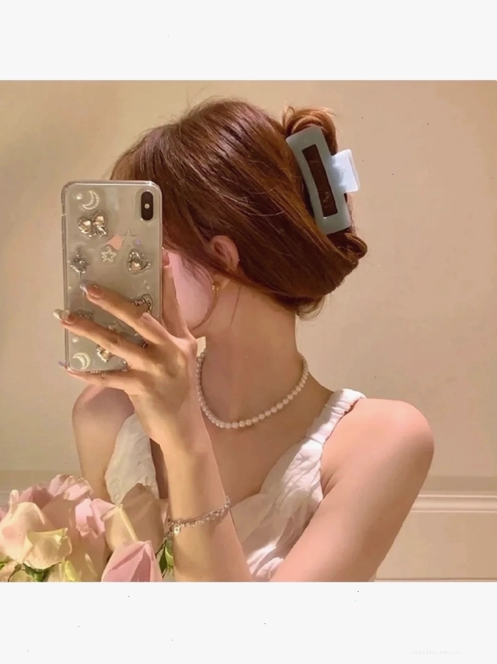 Ảnh gái xinh che mặt bằng điện thoại tạo cảm giác cuốn hút
