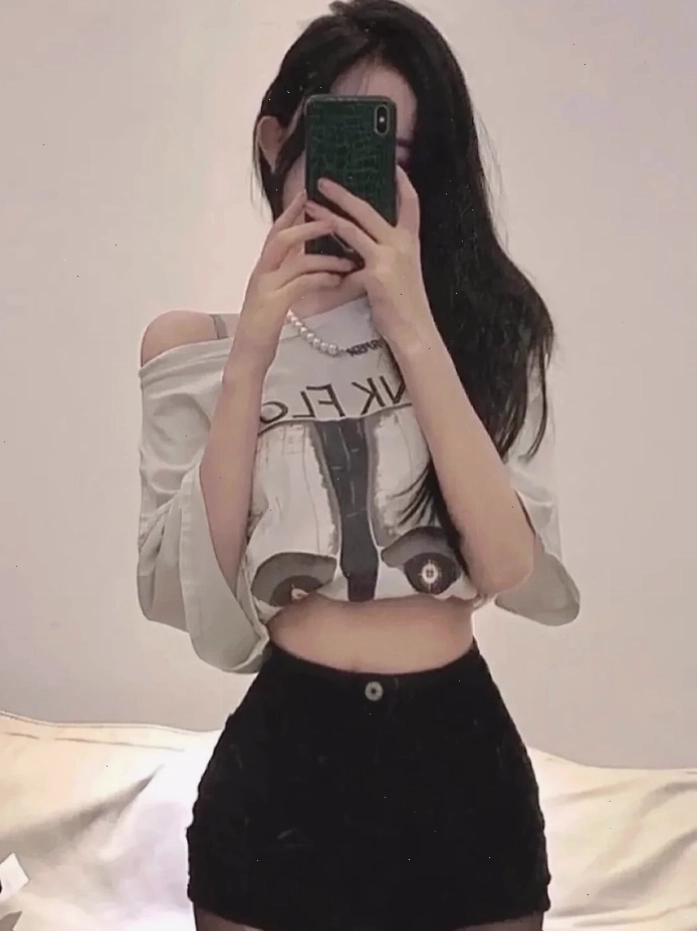 Ảnh gái xinh che mặt bằng điện thoại với biểu cảm ngầu