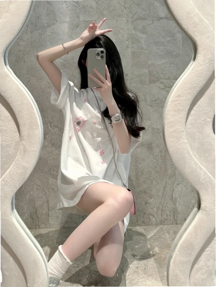 Ảnh girl xinh che mặt bằng điện thoại khi nhìn vào gương