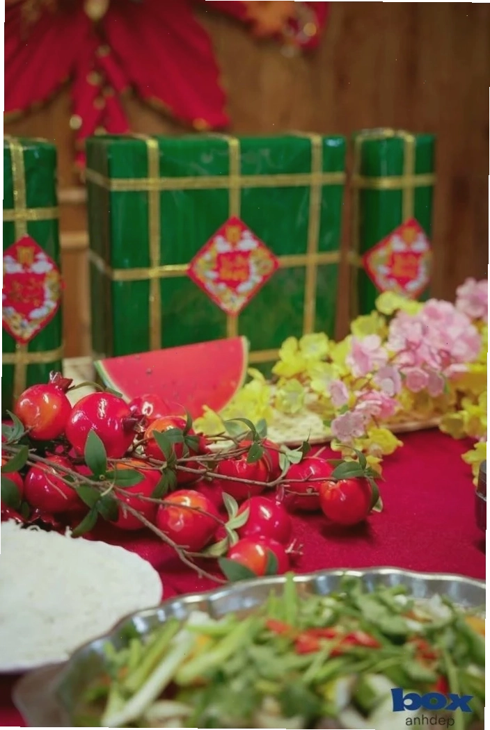 Cặp đôi diện trang phục Tết cổ điển, lãng mạn