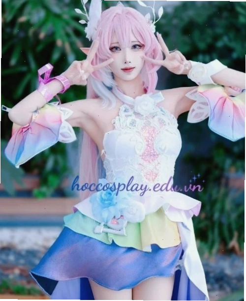 Cô gái anime với trang phục hầu gái dễ thương và nụ cười rạng rỡ