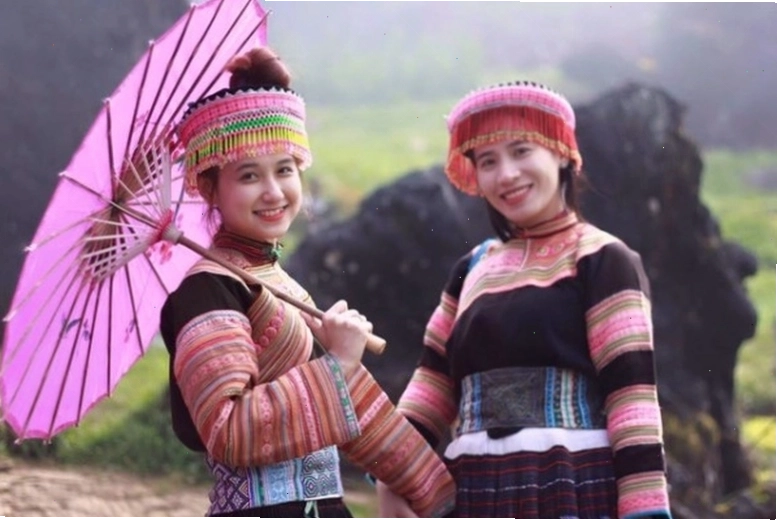 Cô gái dân tộc Mông với ánh mắt mơ màng