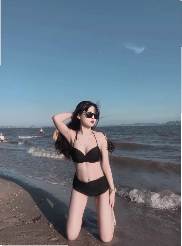 Cô gái xinh đi biển diện bikini phối cùng mũ rộng vành thời trang