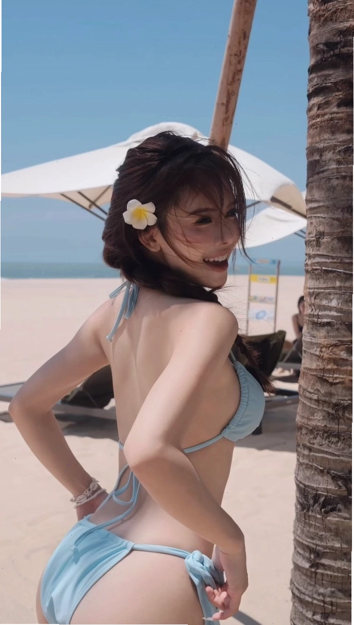Cô gái xinh Việt Nam tự tin diện bikini rực rỡ sắc hè trên bãi biển