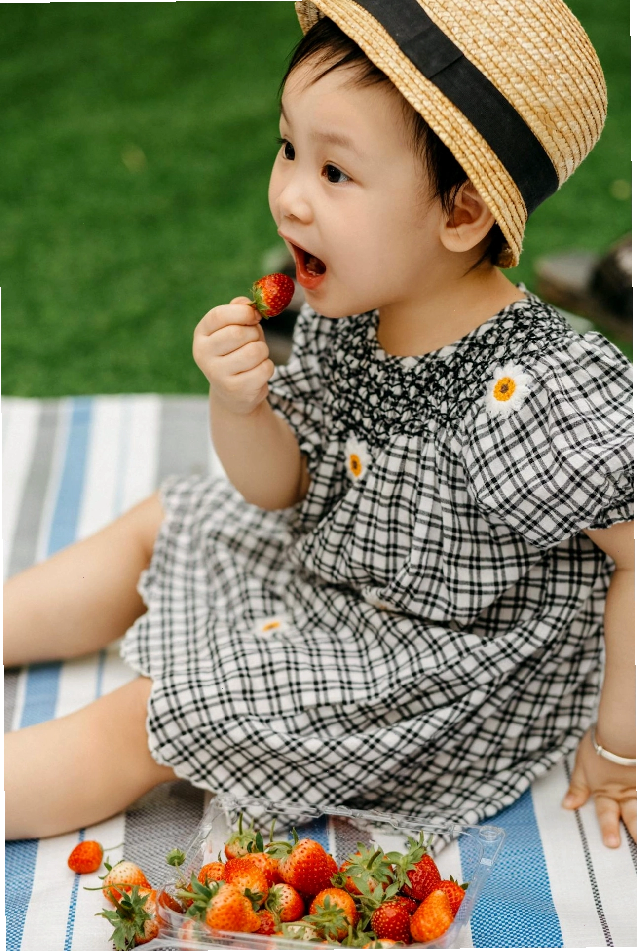 Em bé trai đang chơi đùa với đồ chơi