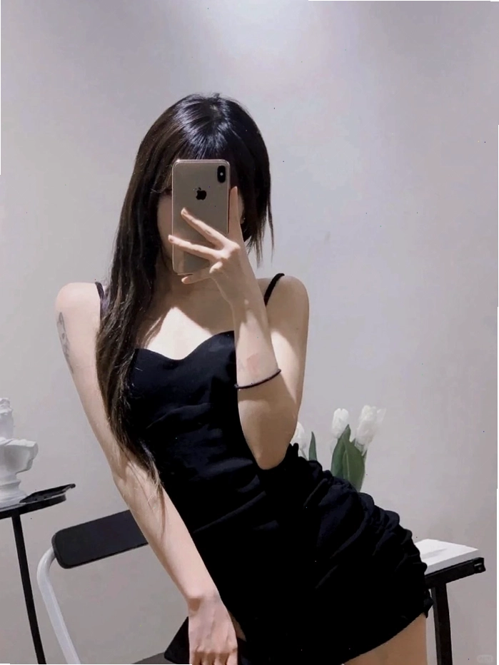 Gái xinh che mặt bằng điện thoại tạo không khí bí ẩn