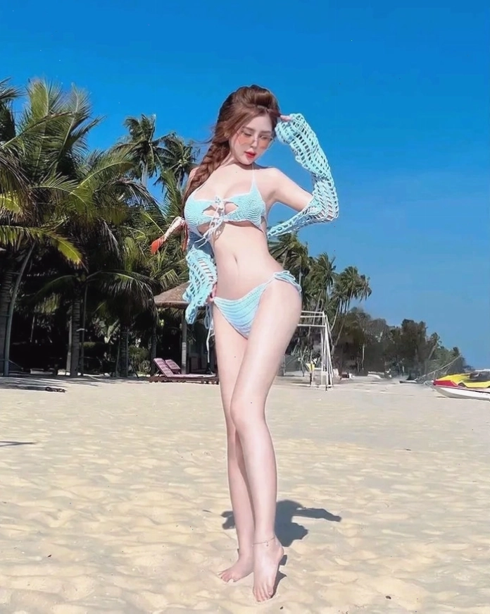 Gái xinh đi biển mặc bikini khoe dáng khỏe khoắn