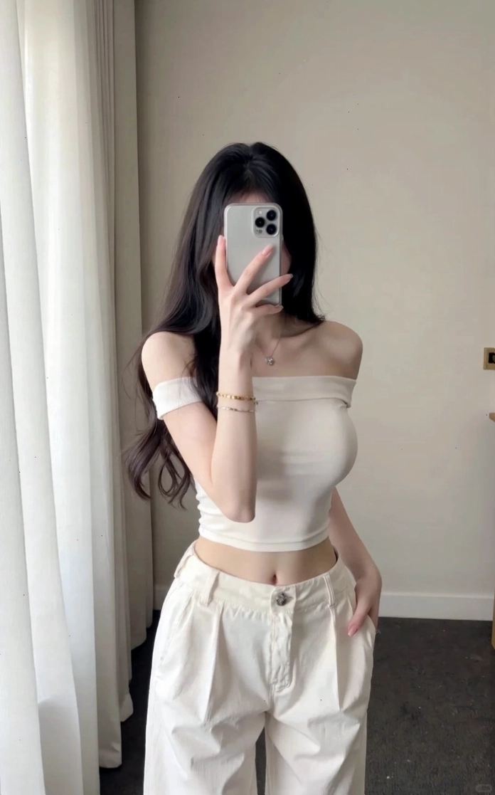 Gái xinh selfie che mặt bằng điện thoại