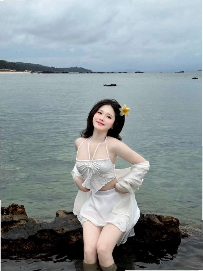 Gái xinh Việt Nam năng động trong bộ bikini thể thao bên biển