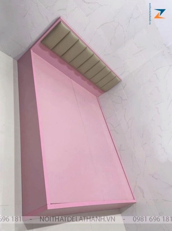 Giường em bé gái với gam màu hồng pastel và thiết kế đáng yêu