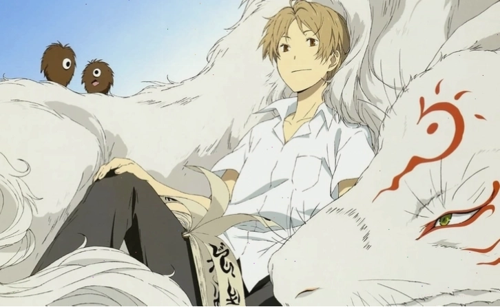 Hình ảnh cận mặt một nhân vật anime nam với biểu cảm ấn tượng