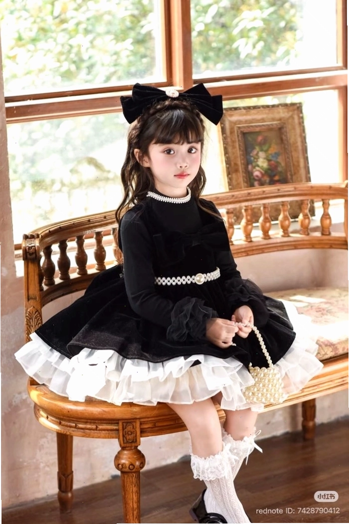 Hình ảnh em bé gái sơ sinh đang ngủ ngon lành