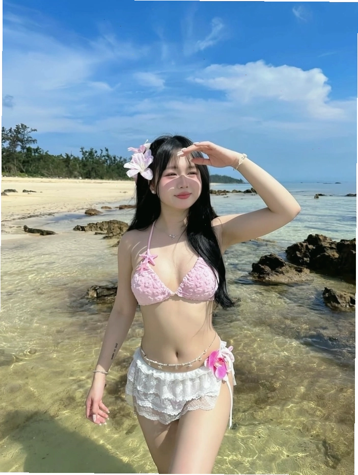 Hình ảnh gái xinh Việt Nam mặc bikini quyến rũ bên bờ biển