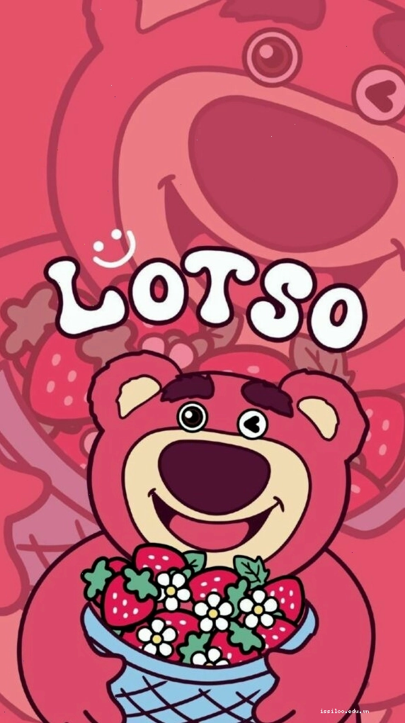 Lotso ôm hoa dâu cười tươi nhẹ, thể hiện sự vui vẻ