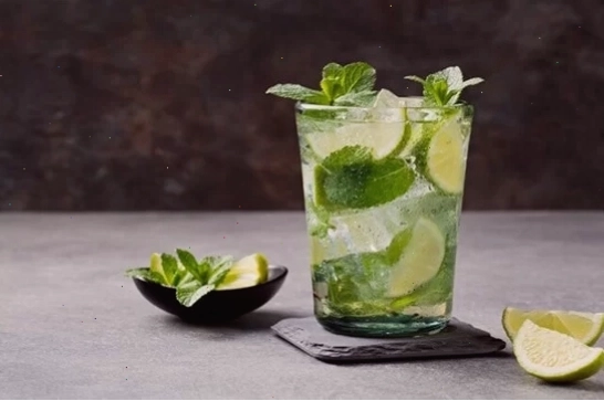 Ly cocktail mojito bạc hà mát lạnh đầy cuốn hút