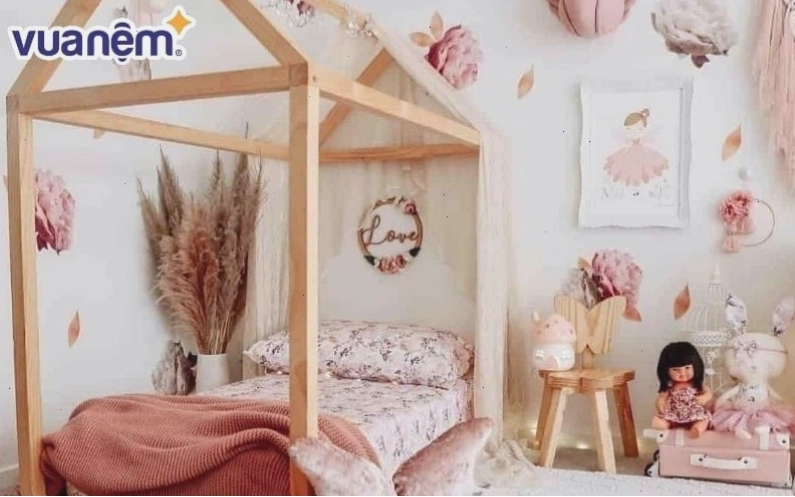 Mẫu giường ngủ cho bé gái làm từ gỗ tự nhiên với gam màu hồng pastel nhẹ nhàng