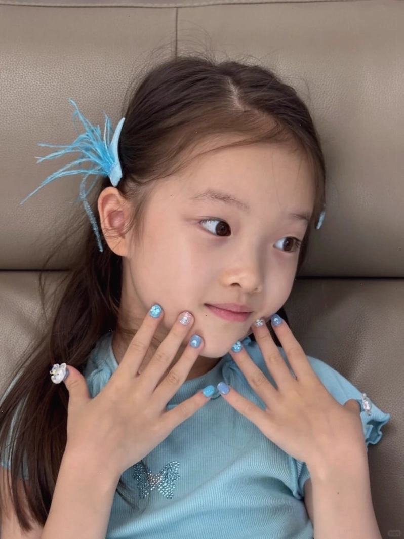 Mẫu nail cho bé gái đính đá nhỏ lấp lánh