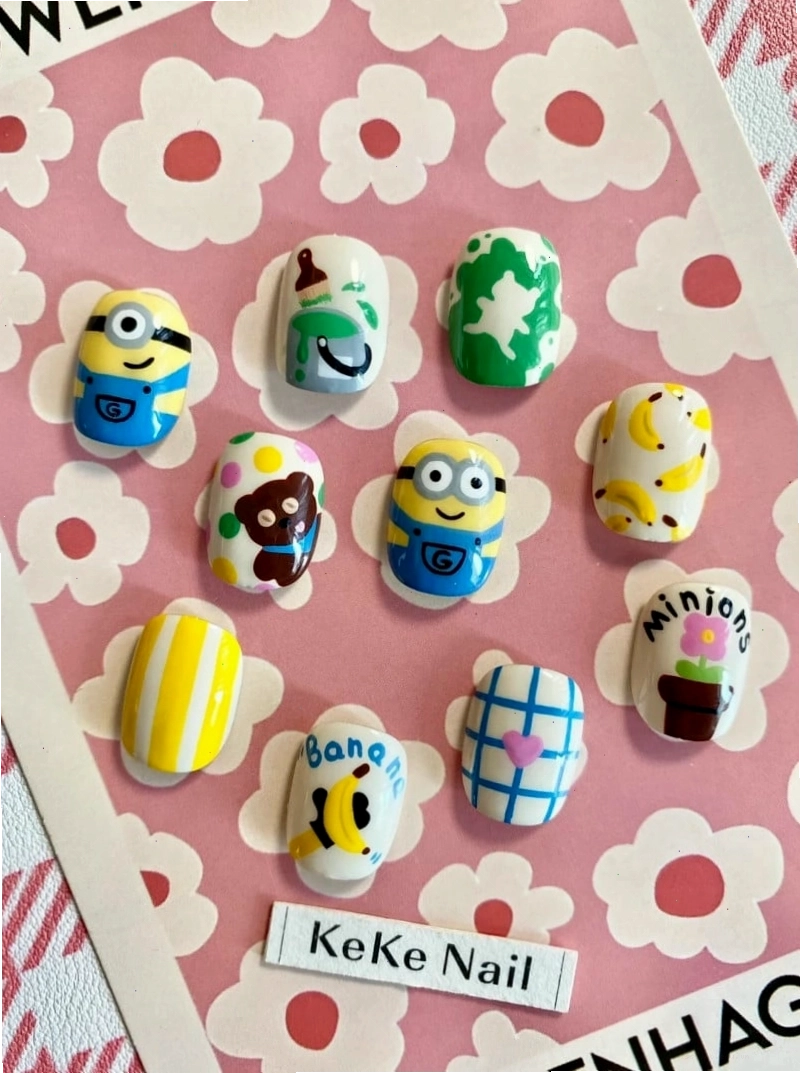 Mẫu nail cho bé gái họa tiết chấm bi và kẻ sọc đơn giản