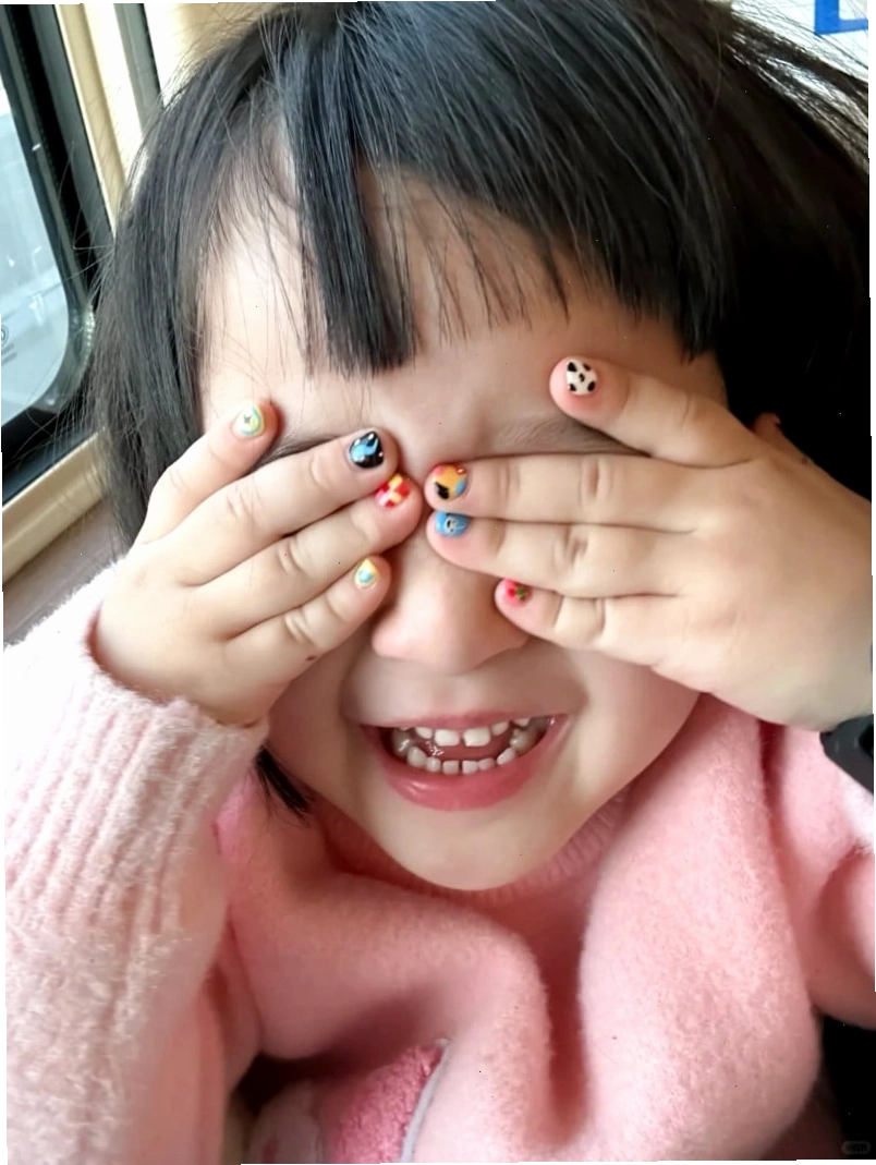 Mẫu nail cho bé gái với các màu pastel phối hợp trang nhã