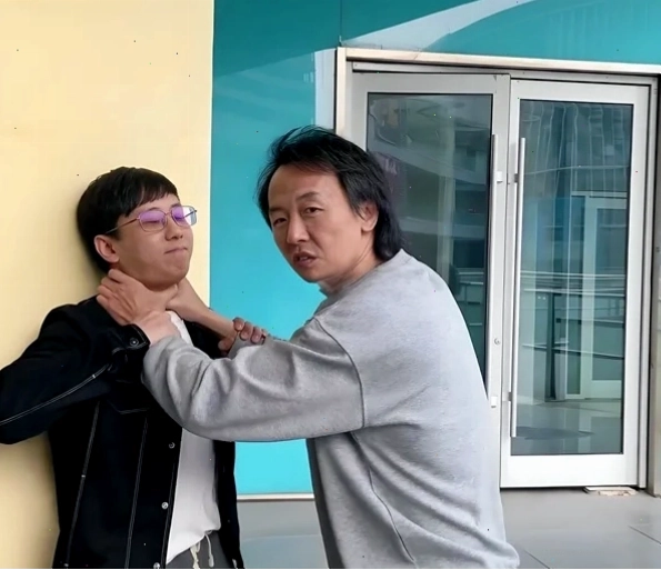 Meme bóp cổ và văn hóa mạng