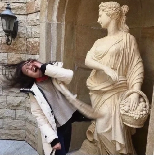 Meme vả mặt hài hước thể hiện sự bất ngờ và khó chịu