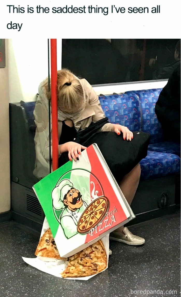 Người ngủ gật trên tàu với hộp pizza rơi