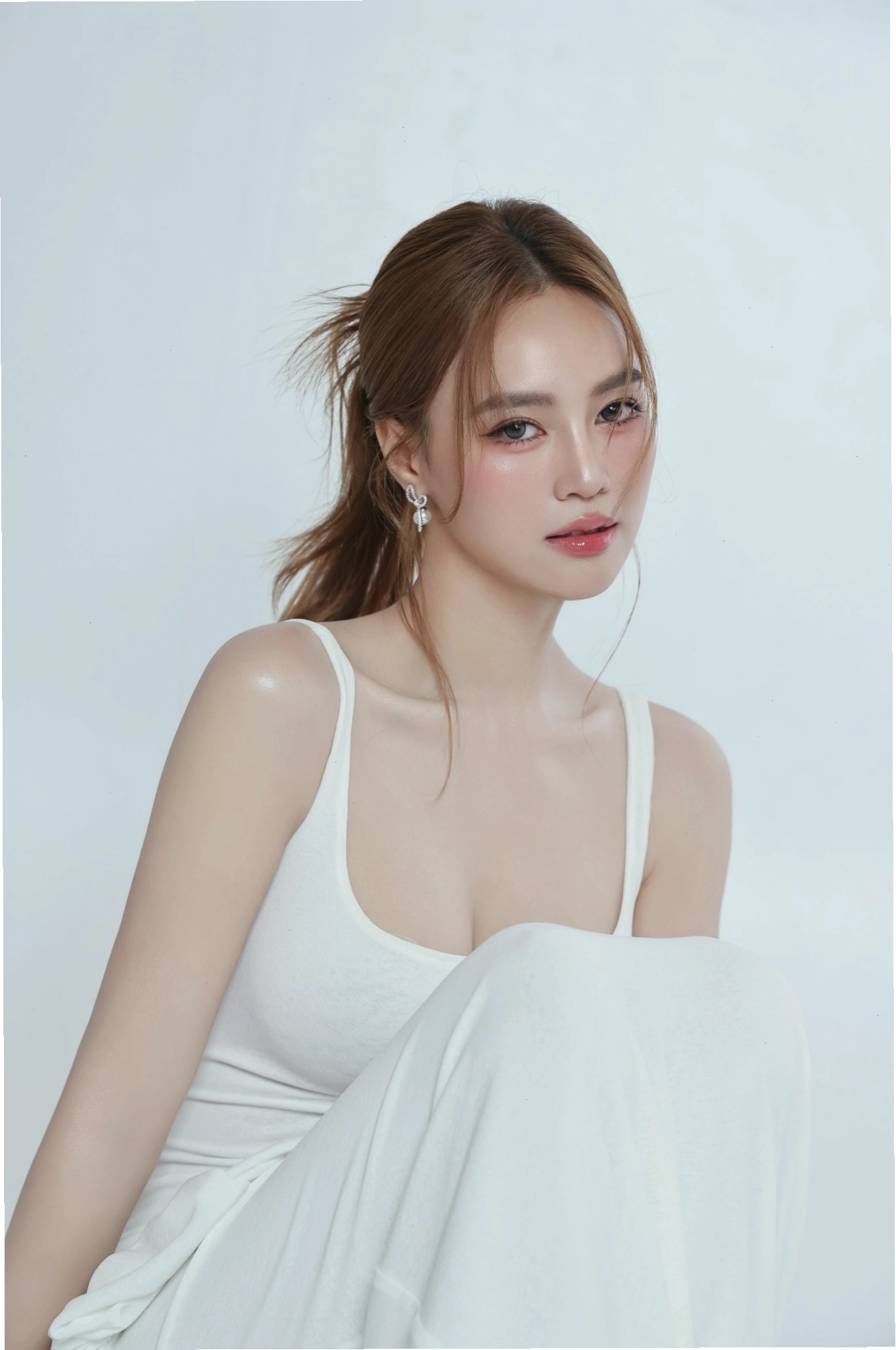 Nữ diễn viên sở hữu nhan sắc quyến rũ với thần thái cuốn hút