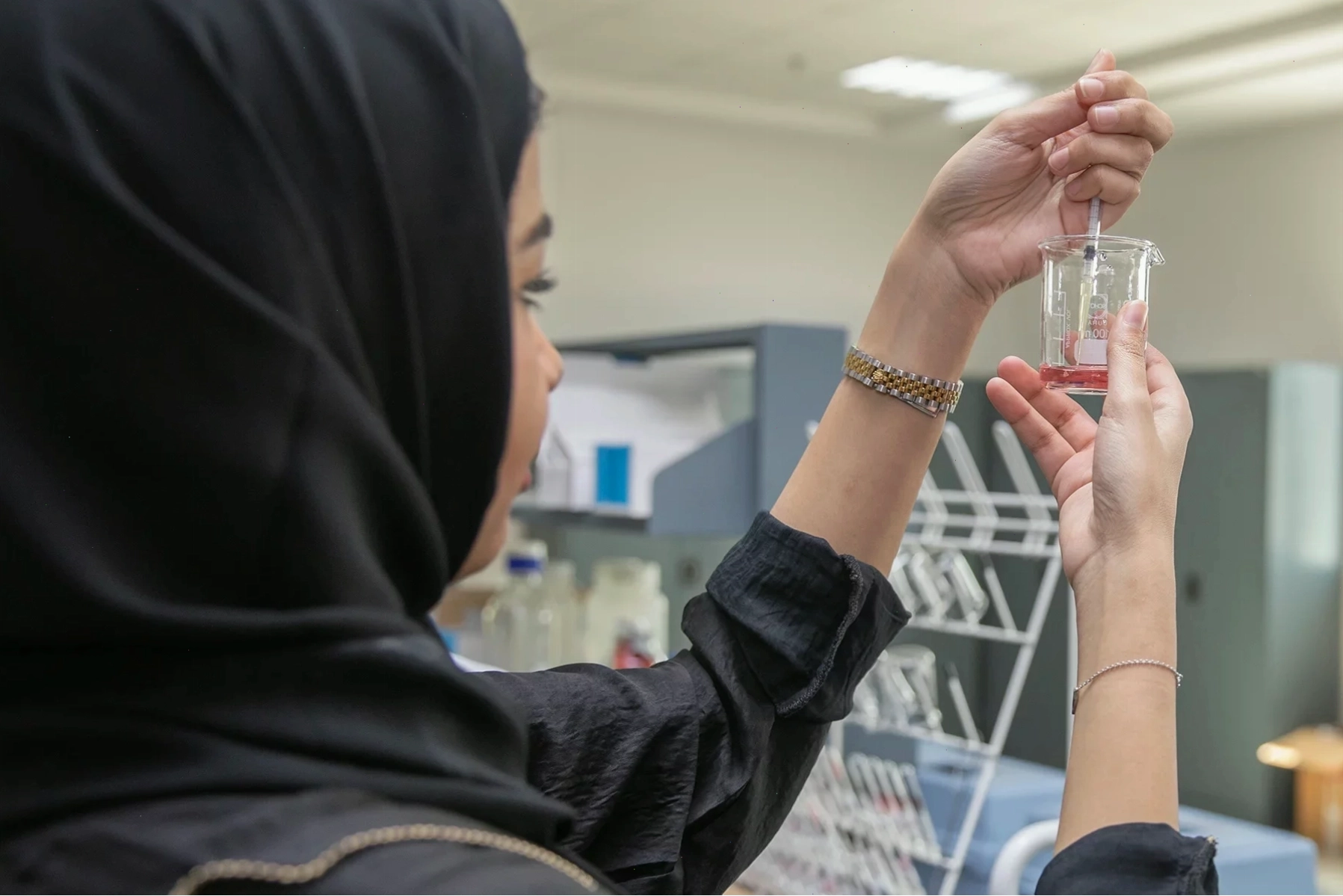 Nữ kỹ thuật viên làm việc trong môi trường chuyên nghiệp tại Ả Rập Saudi