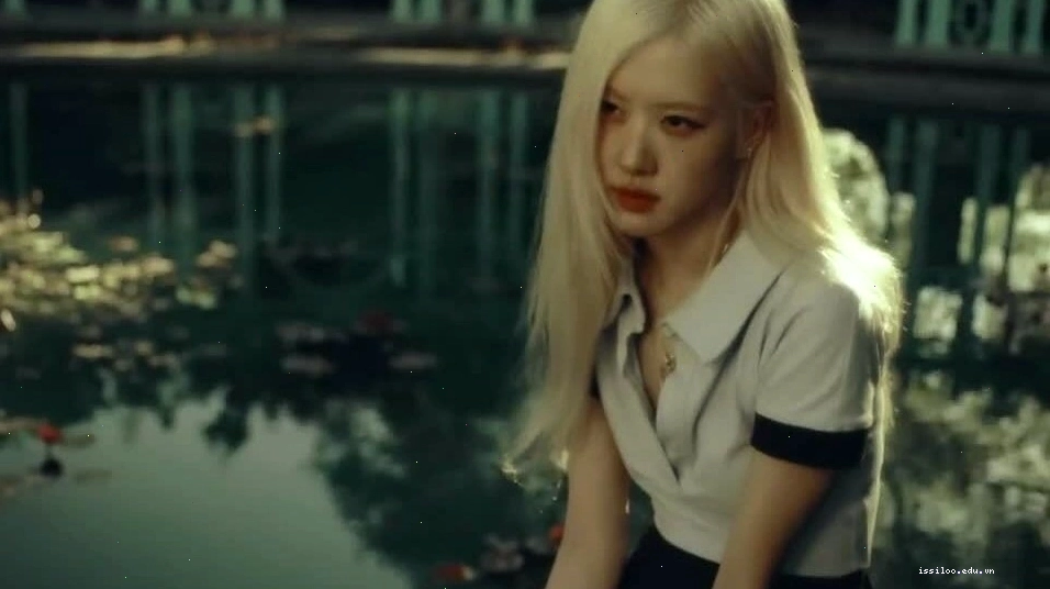 Rosé (Blackpink) với vẻ đẹp cuốn hút