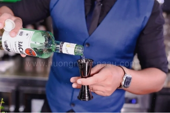 Thêm rượu rum để tăng thêm chiều sâu hương vị