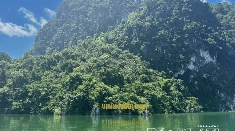Vẻ đẹp yên bình của vùng quê Việt Nam với hồ nước ngọt lớn