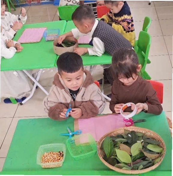Cô giáo nhận xét và động viên các học sinh sau buổi học