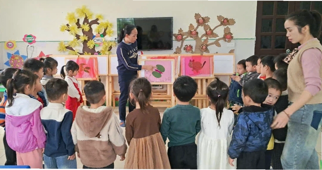 Giáo viên giải thích về thế giới động vật hoang dã cho học sinh