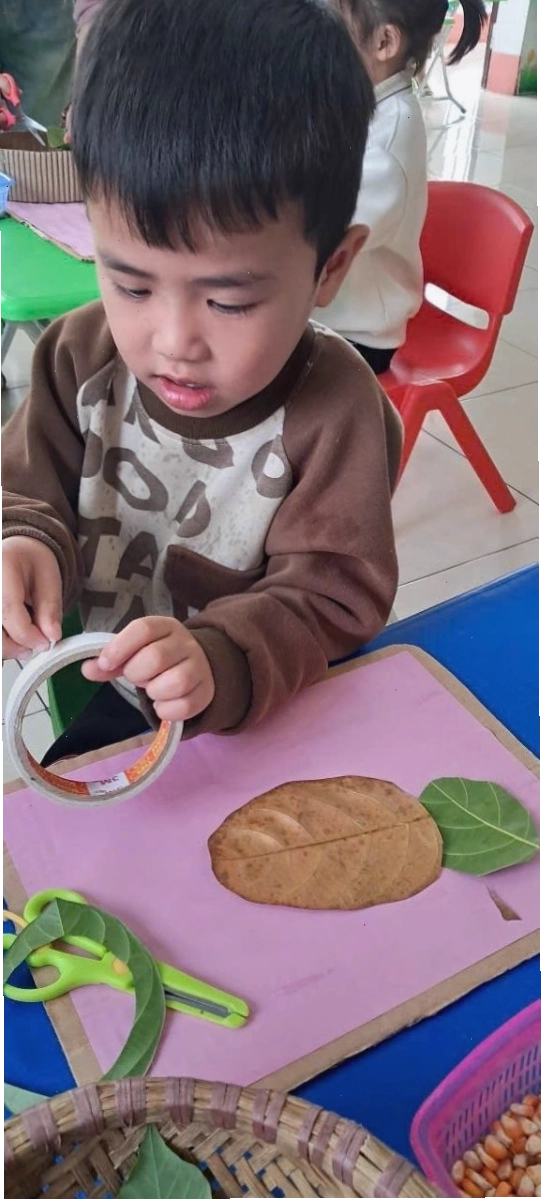 Trẻ quan sát mô hình con vật để tìm hiểu về cấu tạo cơ thể