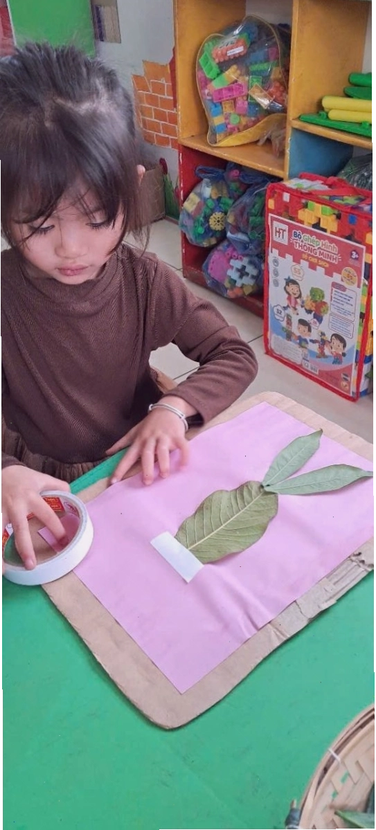 Trẻ tự tin thuyết trình về sản phẩm mô hình con vật của mình